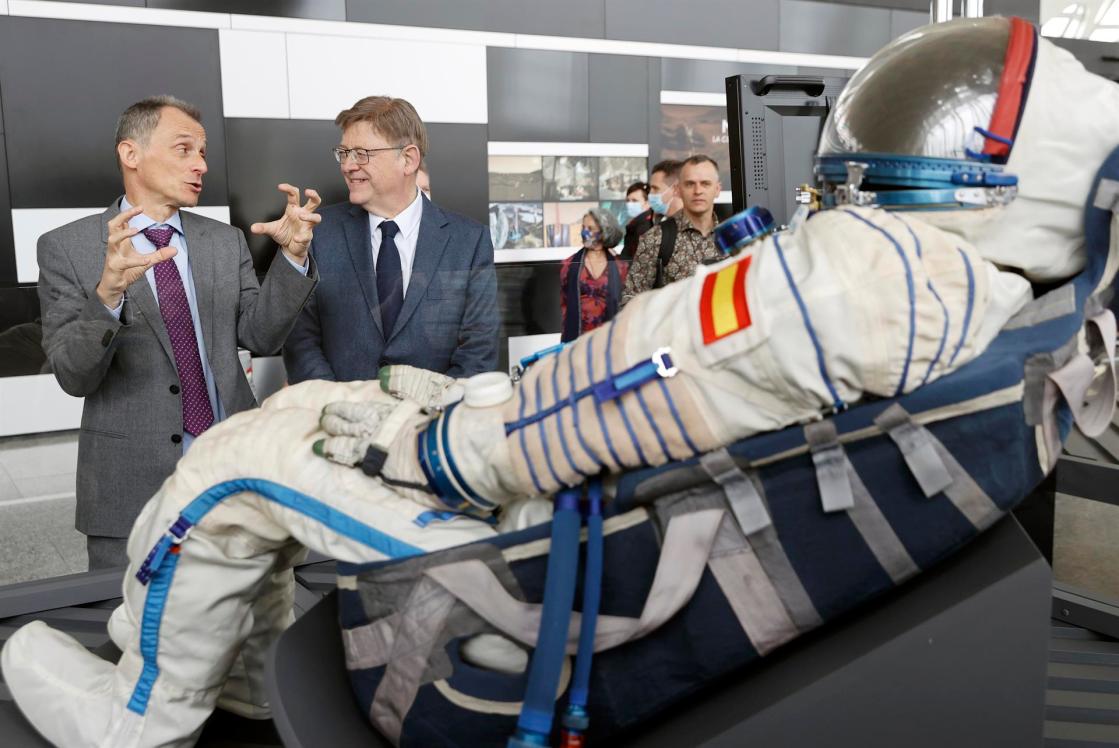 GRAFCVA5228. VALENCIA, 22/04/2022.- El president de la Generalitat, Ximo Puig, junto al astronauta e ingeniero aeronáutico Pedro Duque hoy en el Museo de las Ciencia de Valencia, donde ha cedido varios objetos, entre otros, uno de sus trajes espaciales. EFE/ Kai Forsterling