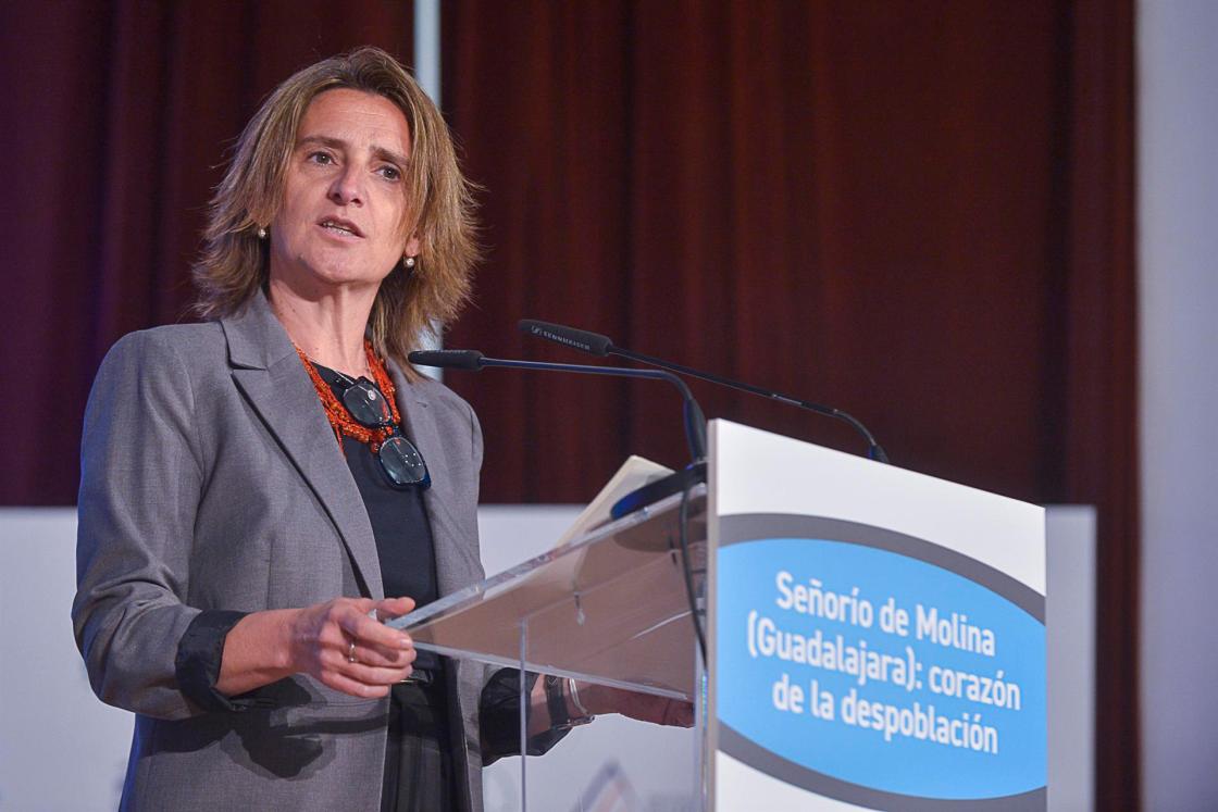 GRAF1301. MOLINA DE ARAGÓN (GUADALAJARA), 29/04/2022.- La vicepresidenta tercera del Gobierno y ministra para la Transición Ecológica y el Reto Demográfico, Teresa Ribera, interviene en el Congreso de Despoblación y Reto Demográfico "Foro Next Educación: 'Señorío de Molina (Guadalajara): corazón de la despoblación'", este viernes en el Centro Cultural San Francisco de Molina de Aragón. EFE/ Nacho Izquierdo