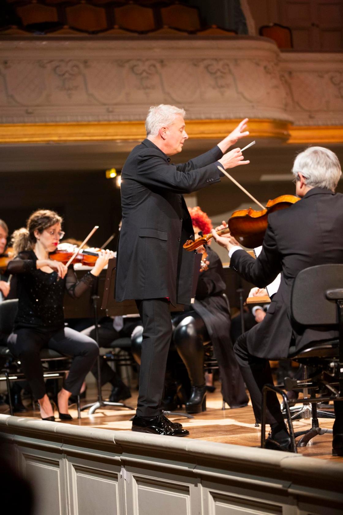 The Orquesta de Valencia, conducted by Alexander Liebreich (c), performed a concert on Friday at the historic Salle Gaveau in Paris, in what was the orchestra's first trip abroad in twelve years. EFE/Fernando Pérez
