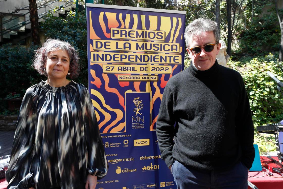 MADRID, 06/04/2022.- La consejera de Cultura, Rebeca Esnaola, junto al músico Mark Kitcatt durante la presentación de los ganadores de los premios de la música independiente MIN, cuya gala de entrega se celebrará en Pamplona. EFE/ Javier Lizon