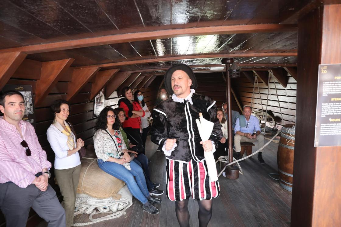 Un guía interpreta a Magallanes en el barco Nao Victoria 500, ubicado en el río Guadalquivir y que forma parte del proyecto de cooperación hispanoluso "Exploraterra".