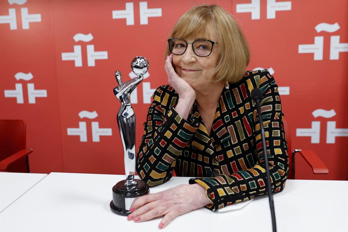 La actriz madrileña Carmen Maura posa durante el encuentro que mantuvo este miércoles con un reducido número de periodistas para hablar del Premio Platino de Honor que recibirá en la IX Edición de los galardones de la industria de habla hispana y portuguesa, que se celebrarán el próximo 1 de mayo en Madrid en reconocimiento por sus más de cincuenta años dedicada a la interpretación. EFE/ Chema Moya