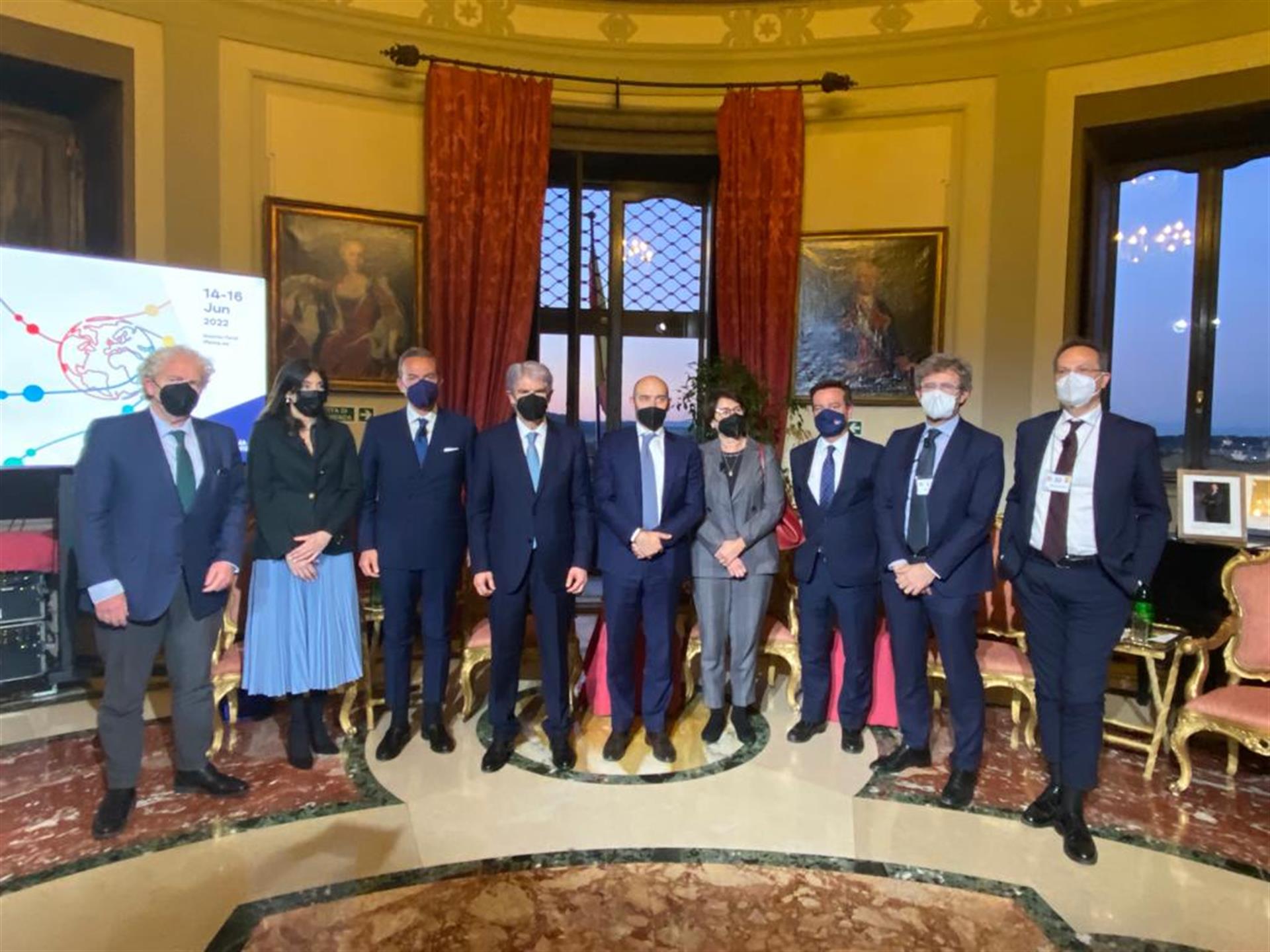 ROMA (ITALIA), 05/04/2022.- El consejero delegado de Ifema Madrid, Eduardo López-Puertas (3d), presentó hoy en Roma a empresas e instituciones la extraordinaria oportunidad para promover la movilidad sostenible que ofrece el congreso Global Movility Call, un evento "global" que se celebrará entre el 14 y el 16 de junio en Madrid. "Es la primera vez que desde un modo holístico y transversal se va a tratar la movilidad sostenible e inclusiva para todo el mundo", dijo López-Puertas en una entrevista con EFE. EFE/Laura Serrano-Conde