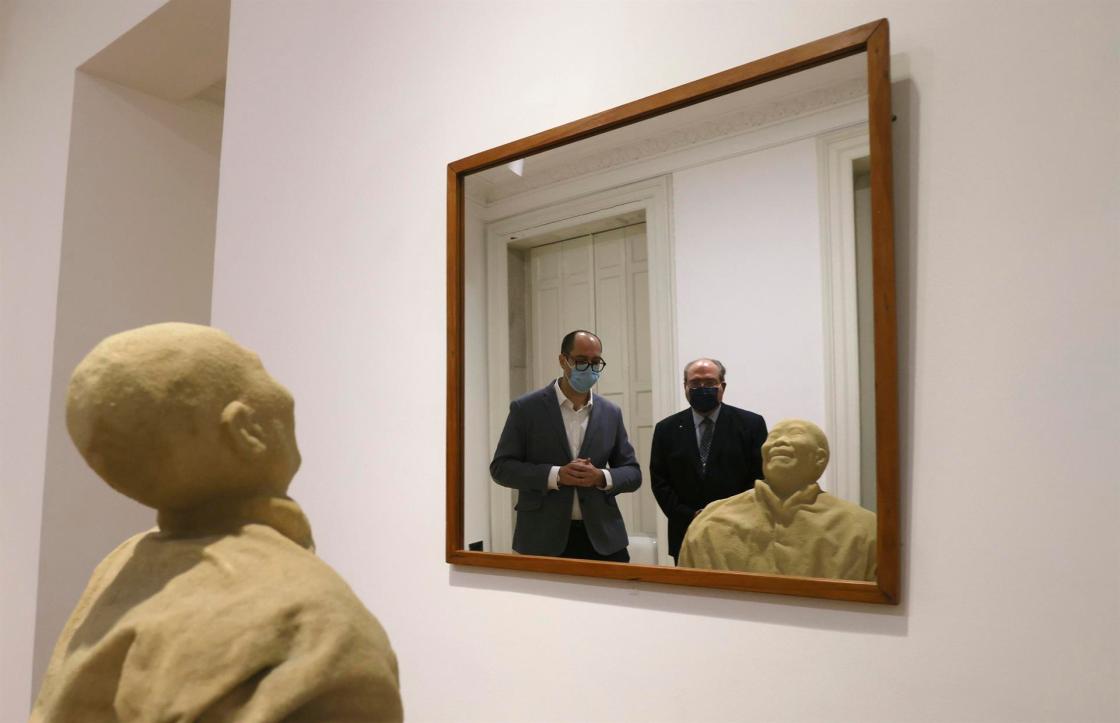 SANTIAGO DE COMPOSTELA, 12/04/2022.- El director general de Responsabilidad Social, Sostenibilidad y Comunicación de ABANCA, Miguel Ángel Escotet (d), y el responsable de gestión de la Colección ABANCA, Diego Cascón (i), observan una obra de Juan Muñoz, durante la presentación de la exposición "A arte de comezar e a arte de rematar. Obras para o milenio", este martes en Santiago de Compostela. La muestra reúne obras de Kandinsky, Picasso, Dalí, Sean Scully, Maruja Mallo, Ángelo de Sousa, Washington Barcala, José María de Labra, Eugenio Fernández Granell, entre otros. EFE/Lavandeira jr