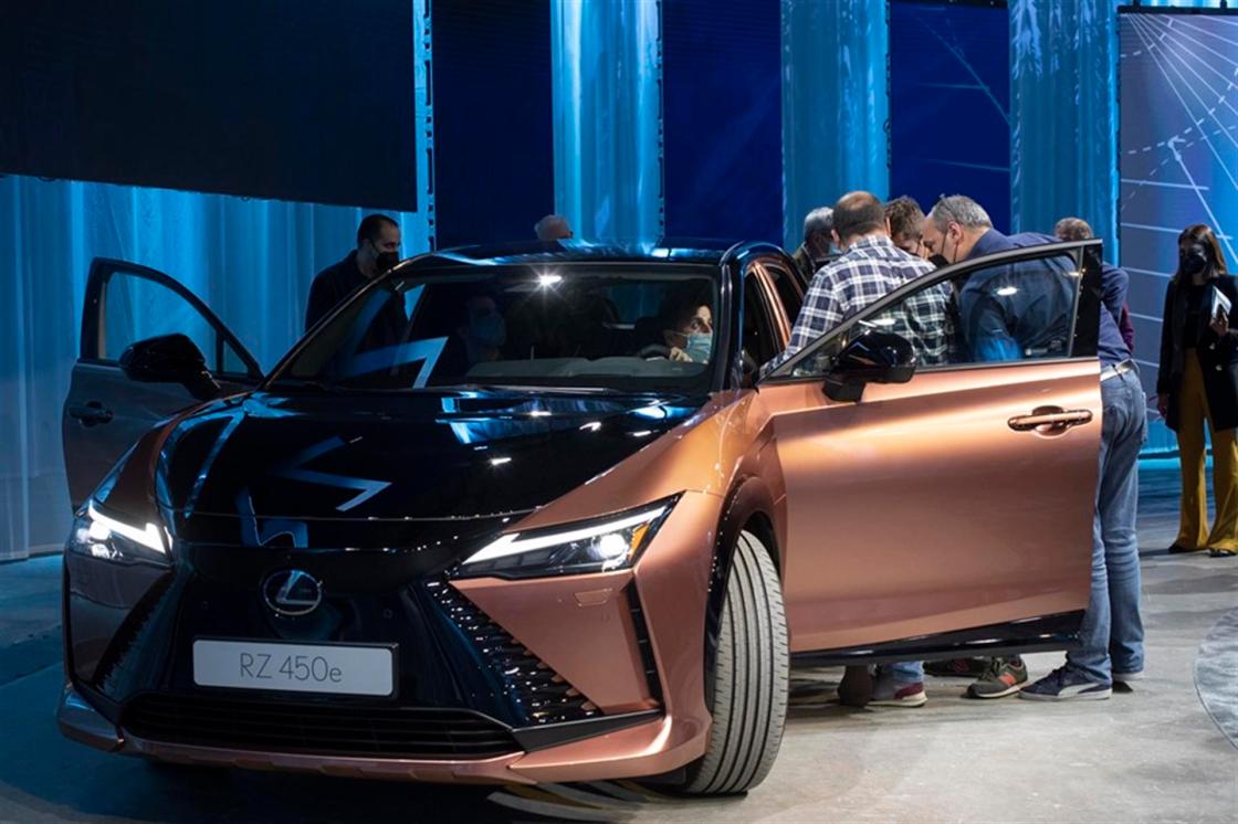 GRAFCAT6251. BARCELONA, 20/04/2022.- La automovilística japonesa Lexus, del grupo Toyota, ha presentado este miércoles su nuevo modelo RZ 450e, un todocamino (SUV) 100 % eléctrico, con volante tipo avión -'yoke'-, construido sobre una plataforma específica para eléctricos y con un nuevo sistema de tracción integral. EFE/Marta Pérez.