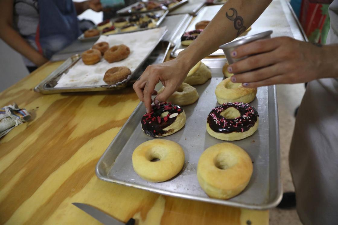 Fotografía de archivo que muestra el detalle de unas manos durante una clase de elaboración de pan en Ciudad de México (México). EFE/Sáshenka Gutiérrez