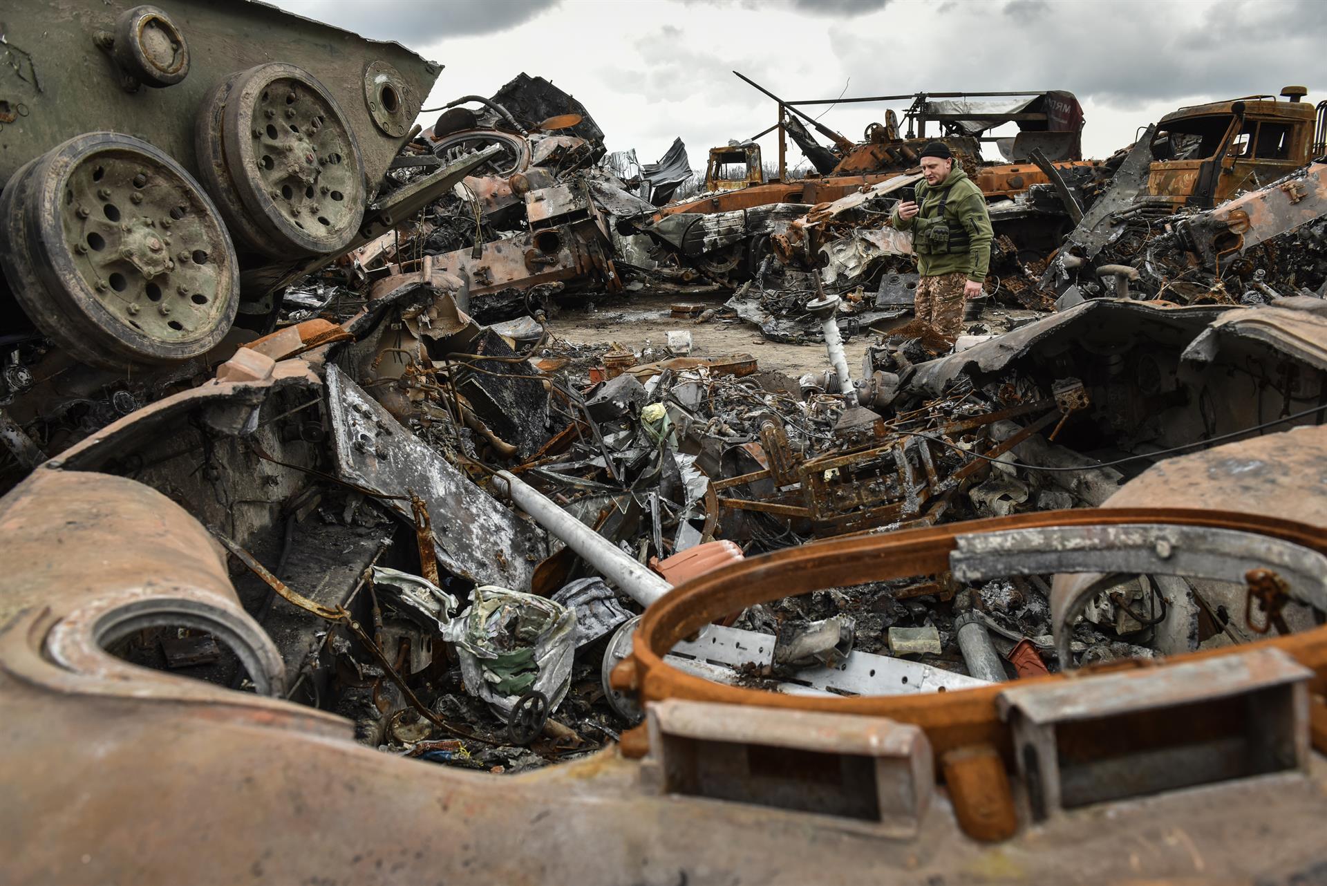 Un militar ucraniano fotografía vehículos destruidos en combate, en Bucha (Ucrania), en una imagen de archivo. EFE/EPA/OLEG PETRASYUK