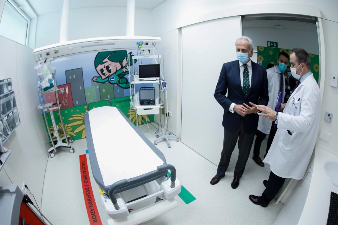 MADRID, 10/05/2022.- El consejero de Sanidad de la Comunidad de Madrid, Enrique Ruíz Escudero (3d), junto a Francisco Malagón (d), Director Gerente del Hospital La Milagrosa, durante la inauguración del nuevo servicio de Urgencias del Hospital madrileño. EFE/ David Fernández