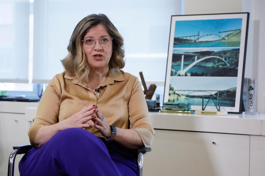 MADRID, 12 Mayo 2022 (EFE). La presidenta de ADIF, María Luisa Domínguez, durante una entrevista con a la Agencia Efe en su oficina en Madrid. EFE/David Fernández