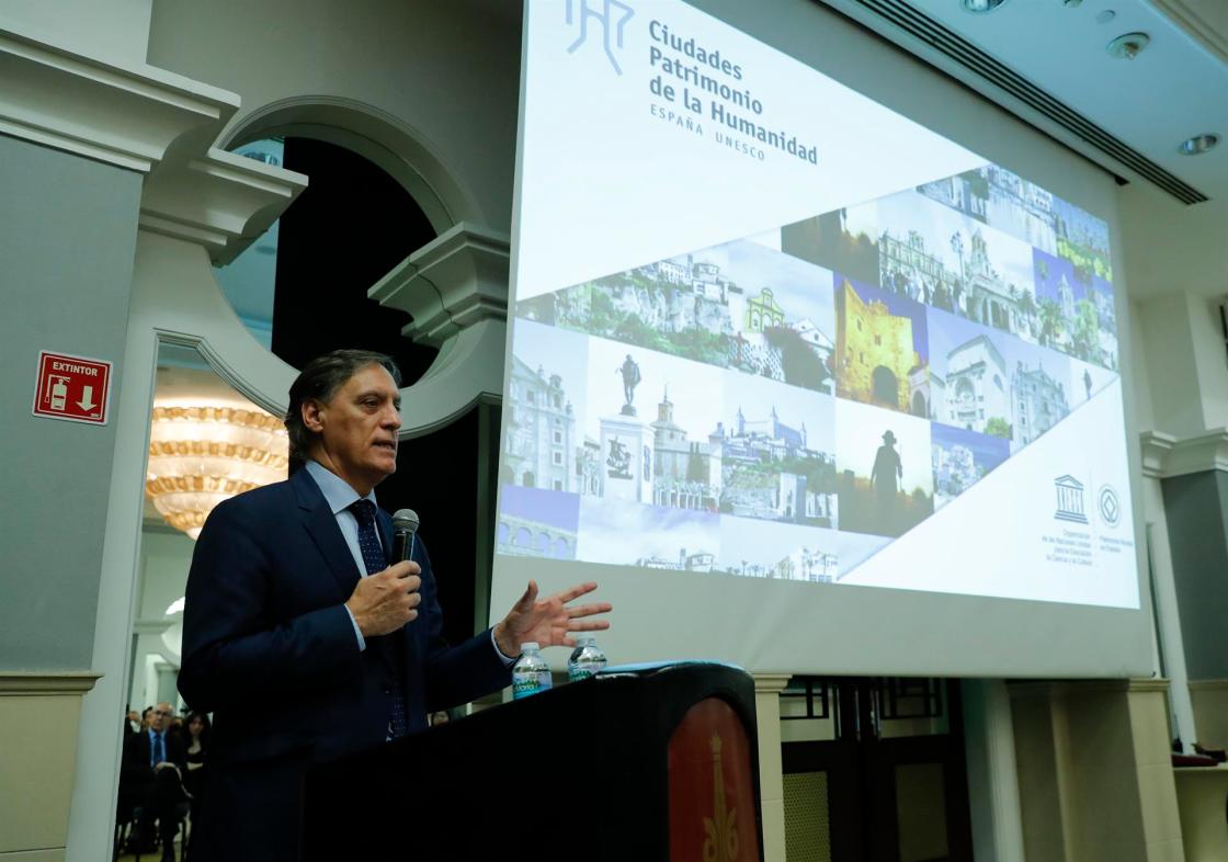 El alcalde de Salamanca y presidente del Grupo de Ciudades Patrimonio de la Humanidad de España, Carlos García Carbayo, habla hoy, durante la presentación de Ciudades Patrimonio y Paradores españoles a agentes y medios turísticos, en la capital mexicana (México). EFE/José Méndez