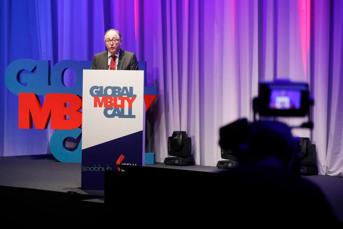 El consejero delegado de IAG, Luis Gallego, durante su intervención en la segunda jornada del Global Mobility Call, este miércoles en la sede de Ifema, Madrid. EFE/David Fernández