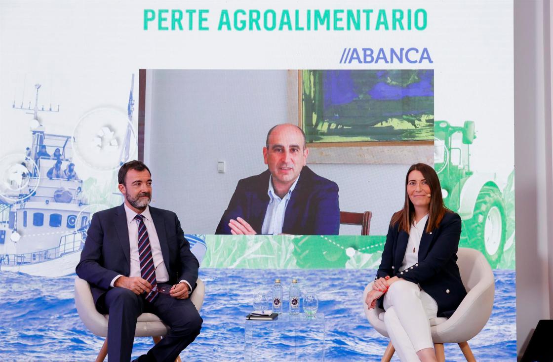 SANTIAGO DE COMPOSTELA, 16/06/2022.-Mónica Gondar Álvarez, directora Next Generation ABANCA (d), junto a los ponentes César Cantalapiedra López, socio director de finanzas públicas de Analistas Financieros Internacionales (AFI) (i), y Andrés Montero Aparicio, de la Unidad de Seguimento do PRTR en el Gabinete de Presidencia del Gobierno.- EFE/Lavandeira jr
