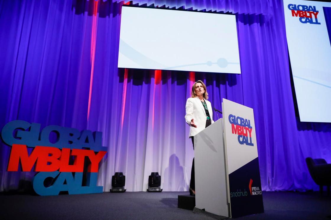 MADRID, 16/06/2022.- La vicepresidenta tercera del gobierno y ministra de Transición Ecológica y Reto Demográfico, Teresa Ribera, da un discurso mientras interviene este jueves en la tercera y definitiva jornada del Global Mobility Call en el recinto ferial Ifema Madrid. EFE/David Fernández