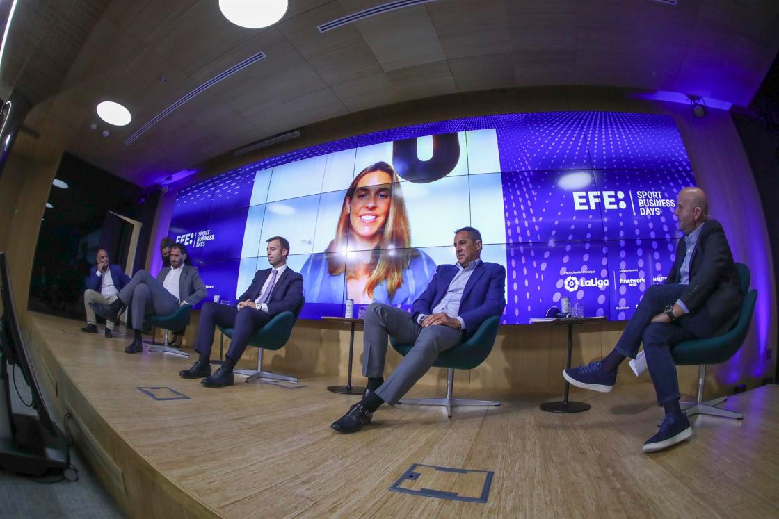 La ex nadadora Ona Carbonell interviene junto a (de izquierda a derecha) Manuel Hernández, CEO Finetwork; Jorge Garbajosa, presidente Federación Española Baloncesto; Javier Mercado, director de patrocinios El Corte Inglés; Mariano Aguilar, CEO El Club del Deportista y Luis Villarejo, director de Deportes de Efe durante el conversatorio sobre "Patrocinio Deportivo" organizado por Efe Sport Business Days. EFE/David Fernández