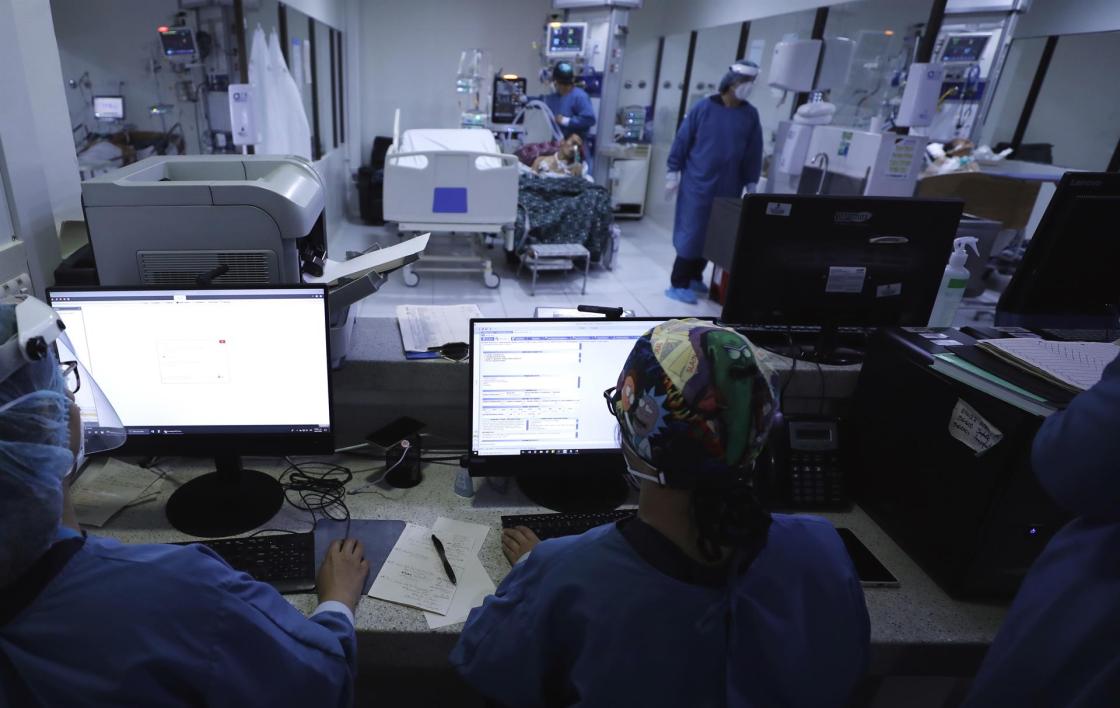 Personal médico es visto en un hospital, en una fotografía de archivo. EFE/Mauricio Dueñas Castañeda