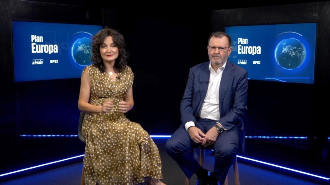 La directora de Economía de la Agencia Efe, Emilia Pérez (i), junto al secretario de Estado de Telecomunicaciones e Infraestructuras Digitales, Roberto Sánchez (d), en el programa Plan Europa.