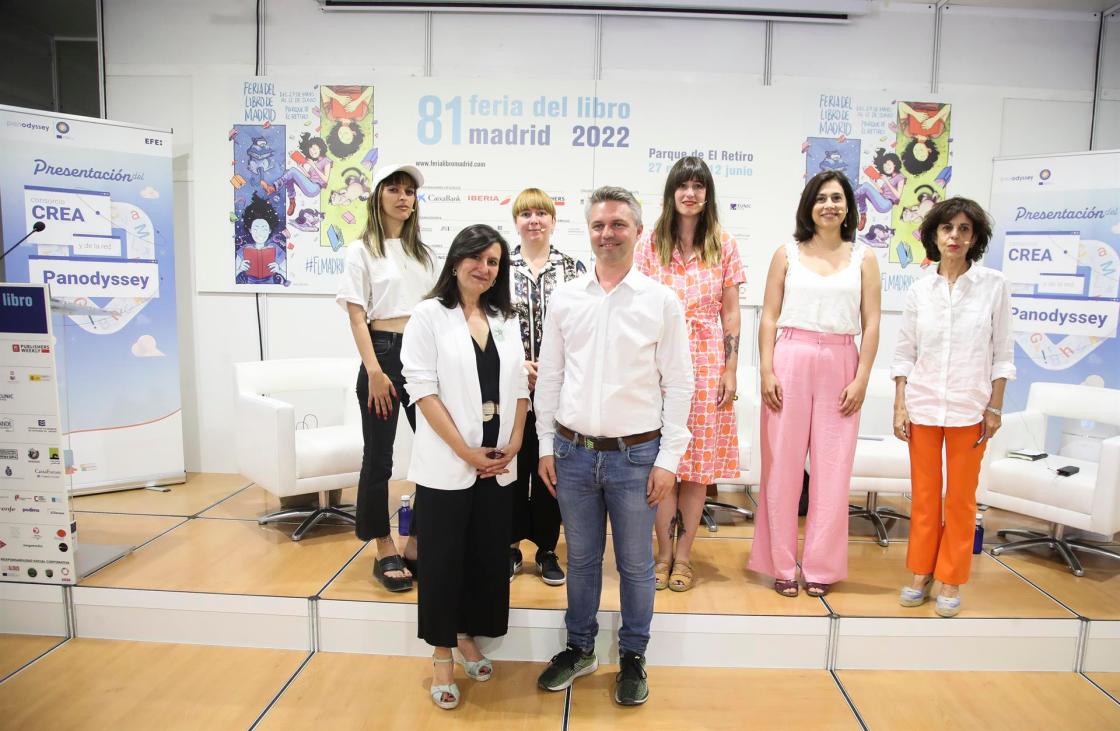 MADRID, 07/06/2022.- (De izq a dcha, arriba) Cherry Romero, diseñadora; Semiramis González, historiadora y comisario de arte contemporáneo; María Hesse, ilustradora; Beatriz Rodríguez, escritora y gestora cultural y Carmen Sigüenza, periodista de Efe y moderadora del debate; abajo, Soledad Álvarez, directora de Estrategia de la Agencia Efe y Alexandre Leforestier, CEO de Panodyssey, durante la presentacióneste martes del consorcio CREA en la Feria del Libro de Madrid. EFE/David Fernández