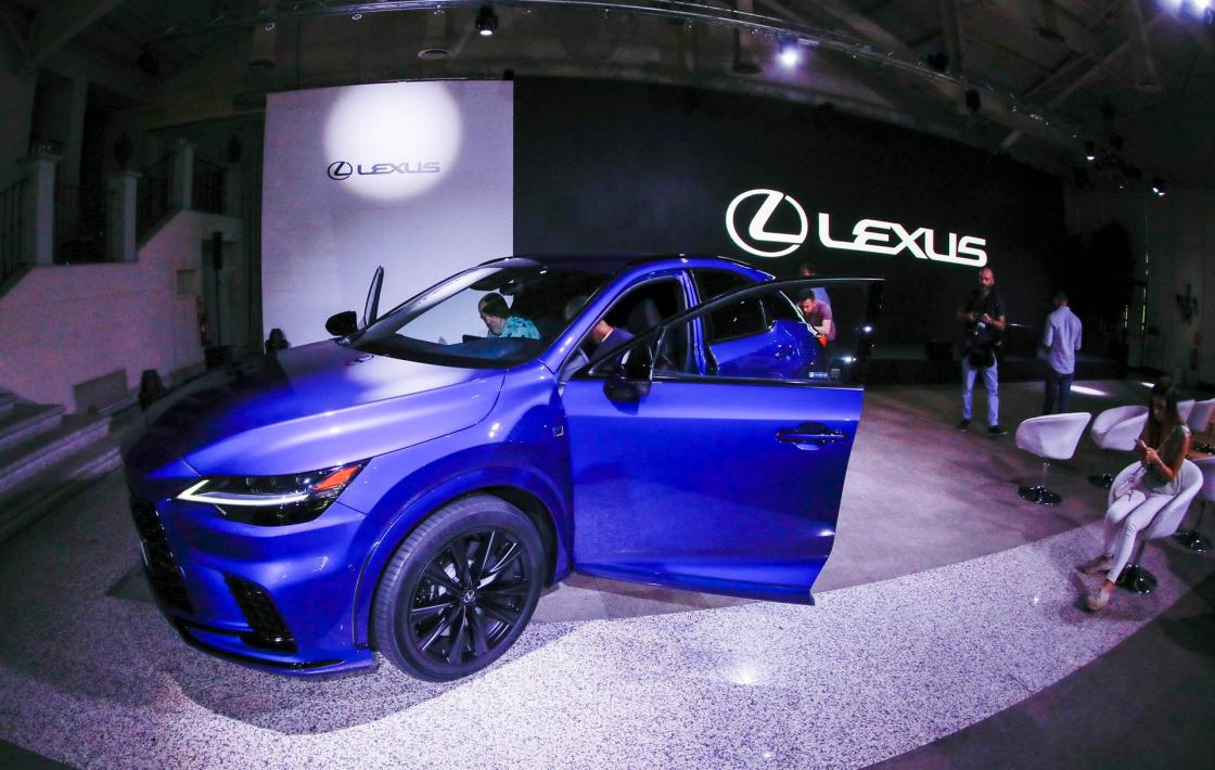 MADRID, 20/06/2022.- Presentación del nuevo Lexus RX 2023, este lunes, en Madrid. Tras más de 3,5 millones de unidades vendidas en todo el mundo desde su lanzamiento en 1997, el nuevo Lexus RX 2023, la quinta generación de su emblemático SUV, estará disponible en España a partir de enero con tres opciones híbridas. EFE/David Fernández