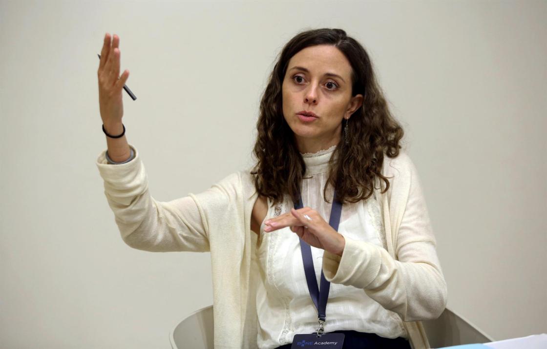La doctora especialista en rehabilitación de columna y osteoporosis, Andrea Olascoaga, habla durante una entrevista con Efe el 3 de junio de 2022, en Playa del Carmen, estado de Quintana Roo (México). EFE/Alonso Cupul