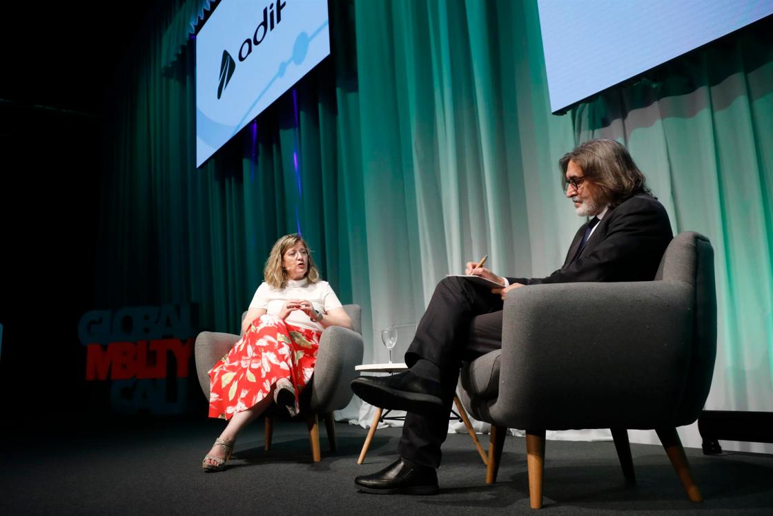 MADRID, 15 junio 2022 (EFE). La presidenta de ADIF, María Luisa Dominguez participa hoy, 15 de junio de 2022, de un conversatorio junto al periodista de Efe, Arturo Larena, en la segunda jornada del Global Mobility Call en la sede de Ifema, en Madrid. EFE/David Fernández
