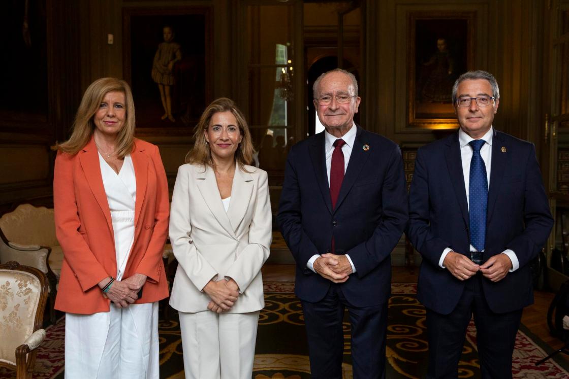 PARÍS (FRANCIA), 20/06/2022.- (De izq a der) La directora general de Andalucía Global, Rosario Alarcón; la ministra de Transportes, Raquel Sánchez;) el alcalde de Málaga, Francisco de la Torre, y el presidente de la Diputación Provincial, Francisco Salado, posan en la Embajada de España en París, este lunes, en el marco de la presentación de la candidatura de Málaga para organizar la Exposición Internacional de 2027. EFE/Fernando Pérez