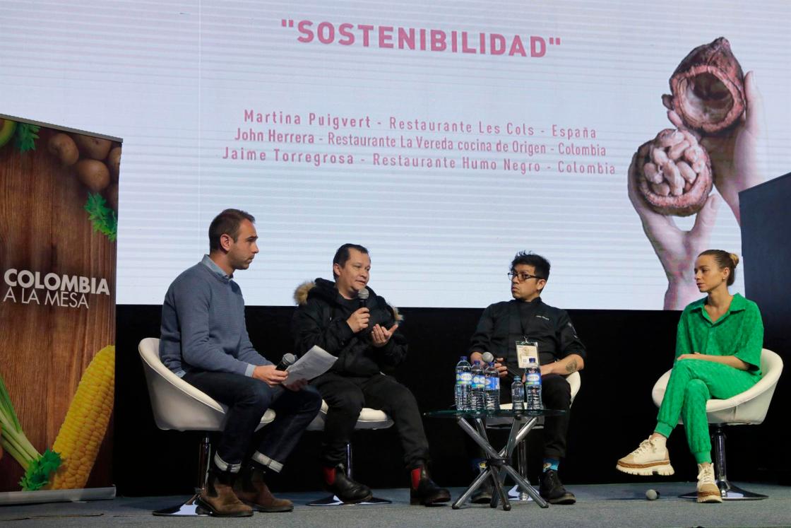 Los chefs Jaime Torregrosa (2i), John Herrera (2d) y Martina Puigvert (d) participan de la mesa de dialogo Sostenibilidad, hoy, durante el VII Foro Gastronómico Internacional Alimentarte, en Bogotá (Colombia). EFE/Carlos Ortega