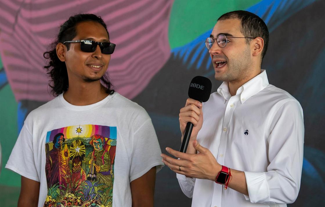 El muralista urbano mexicano Bp Vinalay y el director de Asuntos Públicos, Comunicación y Sustentabilidad de Coca Cola México, Sergio Londoño (d), participan en un evento el 15 de julio de 2022 en Monterrey, Nuevo León (México). EFE/Miguel Sierra 