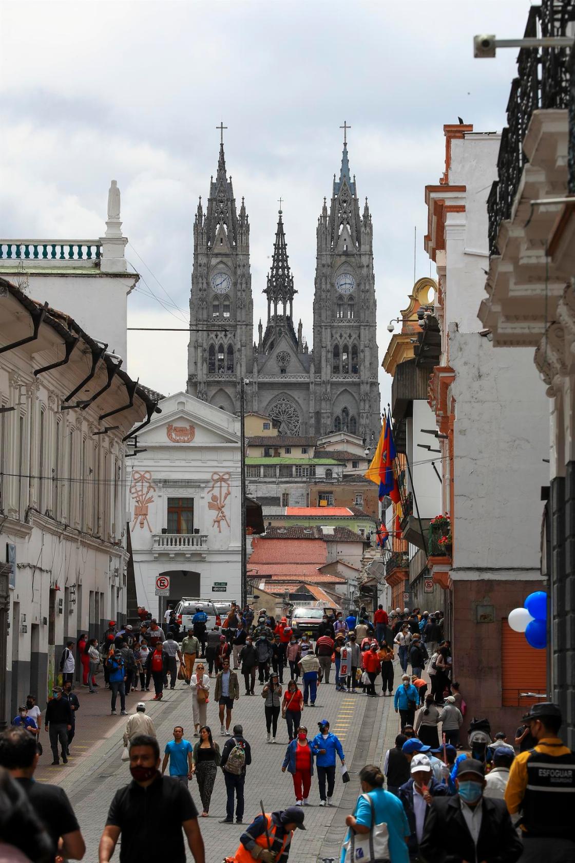 Personas caminan hoy por el centro histórico, cerca a la Basílica del Voto Nacional, en Quito (Ecuador). EFE/José Jácome 