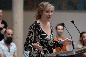 La actriz Assumpta Serna interviene este lunes durante la presentación del nuevo montaje de la historia de Minerva, una mujer de espíritu indomable y fiel a su nombre de diosa de la sabiduría, que se representa en el Festival Internacional de Teatro Clásico de Mérida bajo la dirección de Scott Cleverdon. EFE/ Jero Morales