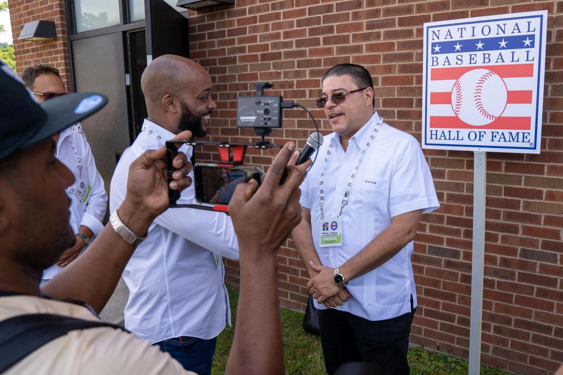 El ministro de deportes de República Dominicana, Francisco Camacho, habla con la prensa hoy, en Cooperstown, en el estado de Nueva York (EE.UU.). EFE/Ángel Colmenares