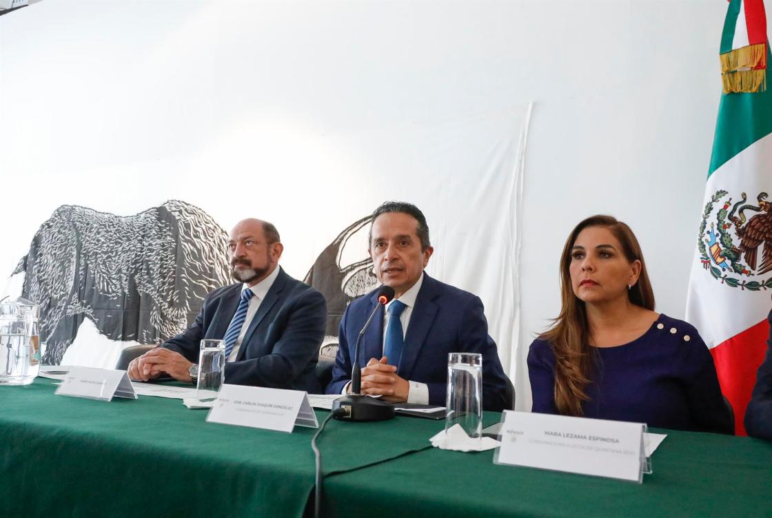 GRAF7668. MADRID, 12/07/2022.- El gobernador de Quintana Roo, Carlos Joaquín González (c) y la gobernadora electa del Estado mexicano de Quintana Roo, Mara Lezama Espinosa (d) durante una rueda de prensa celebrada en la embajada de México, en Madrid. EFE/David Fernández