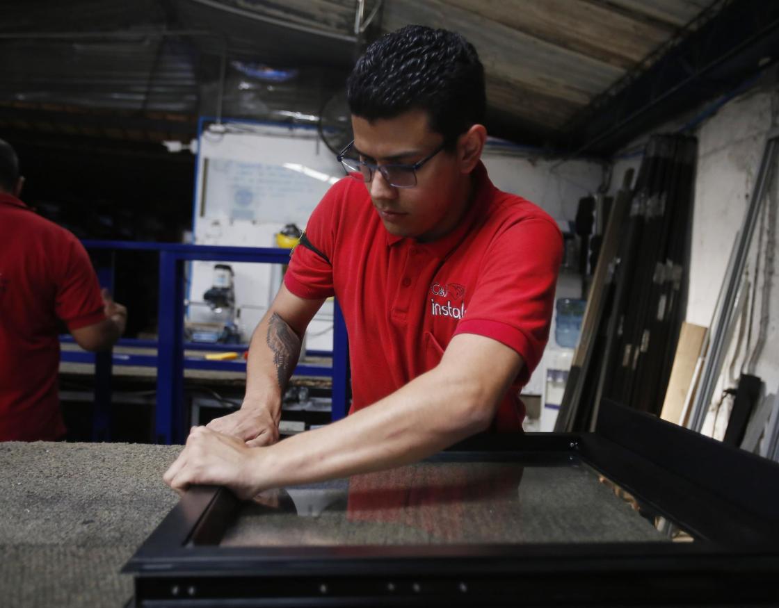 Un empleado de la empresa C&J Instalar S.A.S trabaja el 19 de julio de 2022, en Copacabana, departamento de Antioquia (Colombia). EFE/ Luis Eduardo Noriega A 