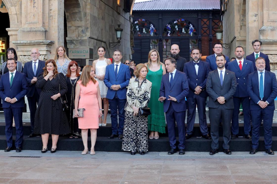 La Reina Sofía a su llegada este viernes a la Plaza Mayor de Salamanca donde presidió un concierto extraordinario del IX Ciclo de Música de Cámara en las Ciudades Patrimonio de la Humanidad, que recorrerá en otoño espacios singulares de las 15 ciudades españolas con el sello Unesco. EFE/J.M.GARCÍA