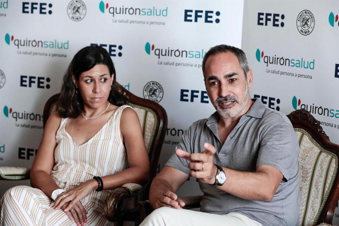 El jefe del servicio de Geriatría de Quirónsalud Valencia, Juan Ramón Domenech,junto a la doctora Erika Torres, coordinadora del Servicio de Neurociencias QuirónsaludTorrevieja y Alicante, durante los Diálogos Efe "Enfermedades neurodegenerativas: La lucha contra el envejecimiento", celebrado en el Ateneo de Valencia. EFE/Ana Escobar