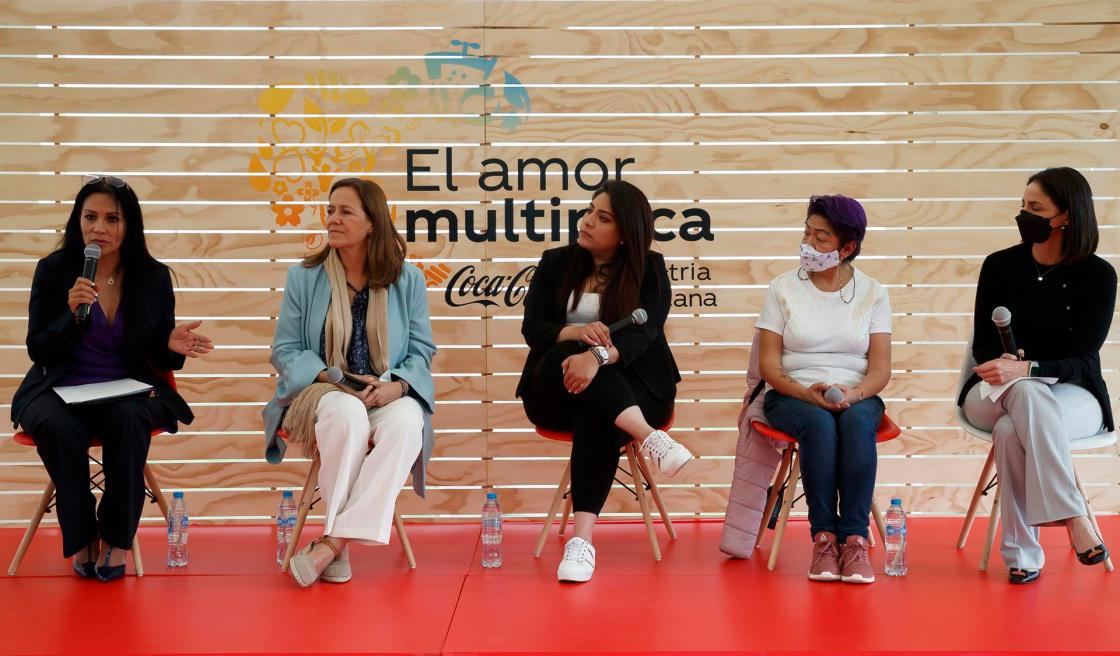 De izquierda a derecha, la directora de Igualdad Sustantiva de la alcaldía Benito Juárez, Lorena Ramos, la diputada Margarita Zavala, la emprendedora Arisbeth Jarquín, la administradora de la recicladora Recupera, Patricia Ramírez y la directora de Asuntos Corporativos de Coca Cola Femsa México, Catherine Reuben, participan el 4 de julio de 2022 en el foro "El amor multiplica", en Ciudad de México (México). EFE/José Méndez