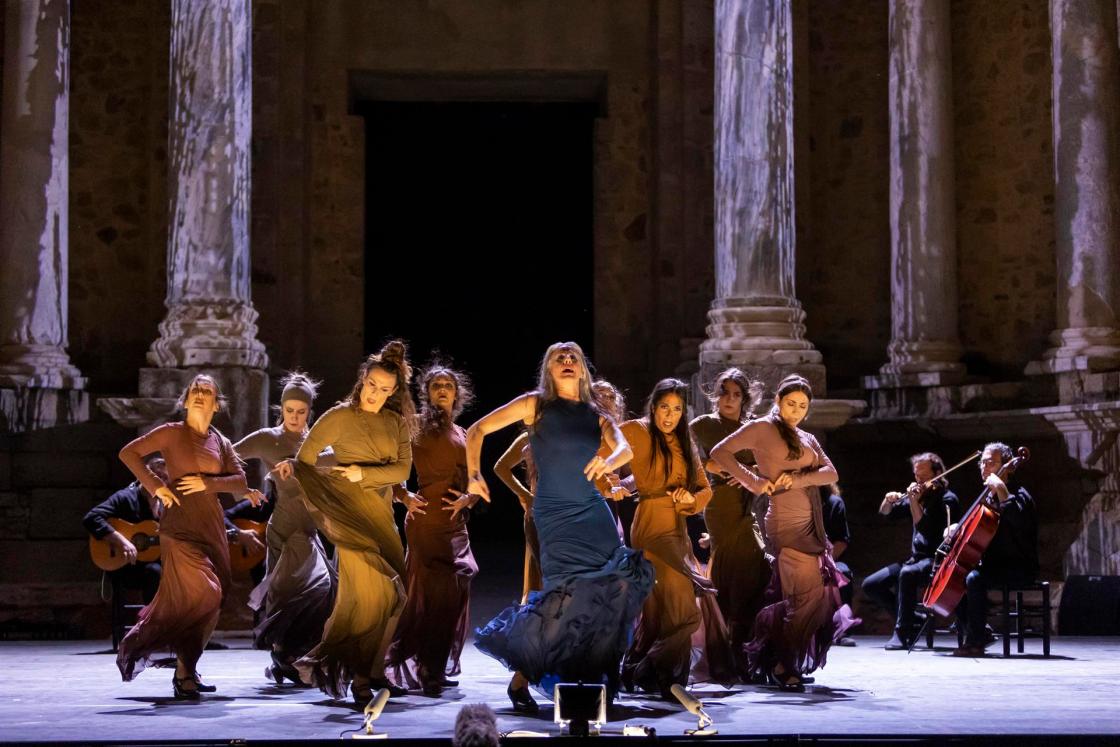 La danza flamenca de María Pagés (c) y su espectáculo "De Sheherezade" durante el 68 Festival Internacional de Teatro Clásico de Mérida, donde se estrena con el objetivo de desmontar los tópicos sobre las mujeres y defenderlas, al tratarse de un eslabón insustituible de la vida, y tejer algunos hilos de la poliédrica esencia femenina, este viernes en Mérida. EFE/Jero Morales