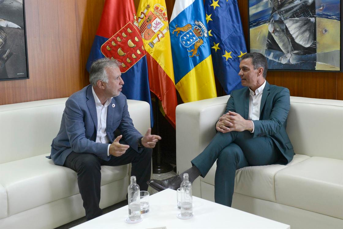 GRAFCAN8678. ARRECIFE (LANZAROTE), 08/08/2022.- El presidente del Gobierno, Pedro Sánchez (d), y el presidente de Canarias, Ángel Víctor Torres (i), durante la reunión que mantuvieron este lunes en Lanzarote. EFE/ Adriel Perdomo
