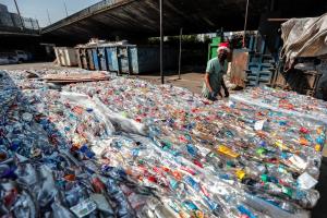 Fotografía de archivo en la que se registró a un trabajador de una cooperativa de reciclaje en el centro de la ciudad de Sao Paulo (Brasil). EFE/Sebastiao Moreira