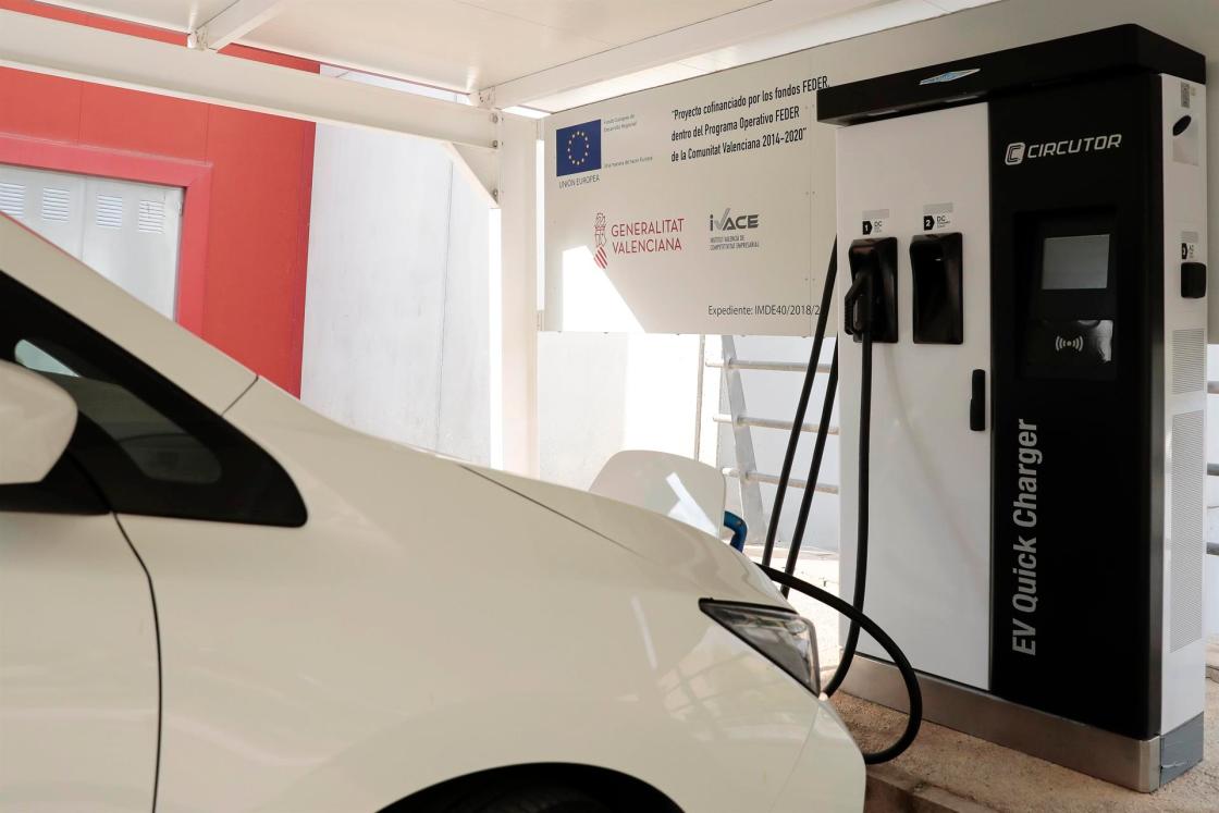 La investigación sobre cómo dar una segunda vida a las baterías usadas de vehículos eléctricos, la drástica reducción del tiempo de carga hasta conseguir una carga completa en 20 minutos y el desarrollo de algoritmos para maximizar la vida útil de las baterías marcan el futuro de un mercado que en 2021 vendió 6 millones de coches en todo el mundo. En la imagen prueba de carga de un vehículo en el Instituto Tecnológico de la Energía (ITE). EFE/Ana Escobar