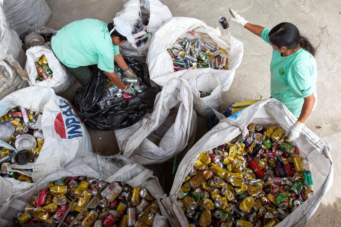 Fotografía de archivo en la que se registró a un par de operarias de la cooperativa de reciclaje del distrito de Moreira Cesar, en la ciudad de Pindamonhangaba (Brasil). EFE/Sebastião Moreira
