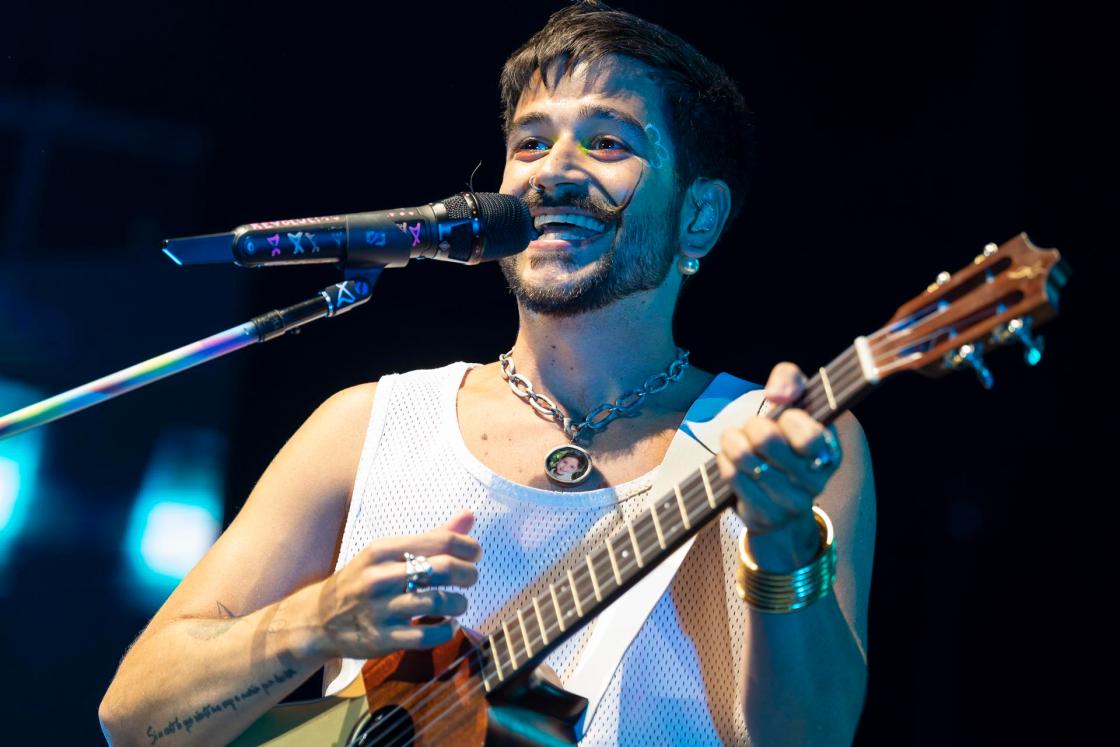 El cantante colombiano Camilo, durante el concierto del Festival de Cap Roig ofrecido esta viernes en Palafrugell (Girona). EFE/David Borrat.