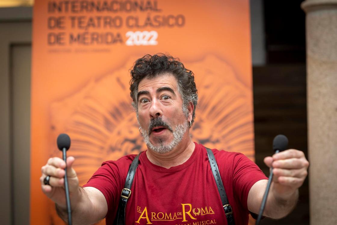 El actor y humorista Agustín Jiménez, que regresa después de cuatro años al Teatro Romano de Mérida con "El aroma de Roma", considera que para que a un cómico lo tomen en serio tiene que hacer de villano, y confiesa sentirse cómodo encarnando al "malo de la película" en este musical de gladiadores. EFE/ Jero Morales