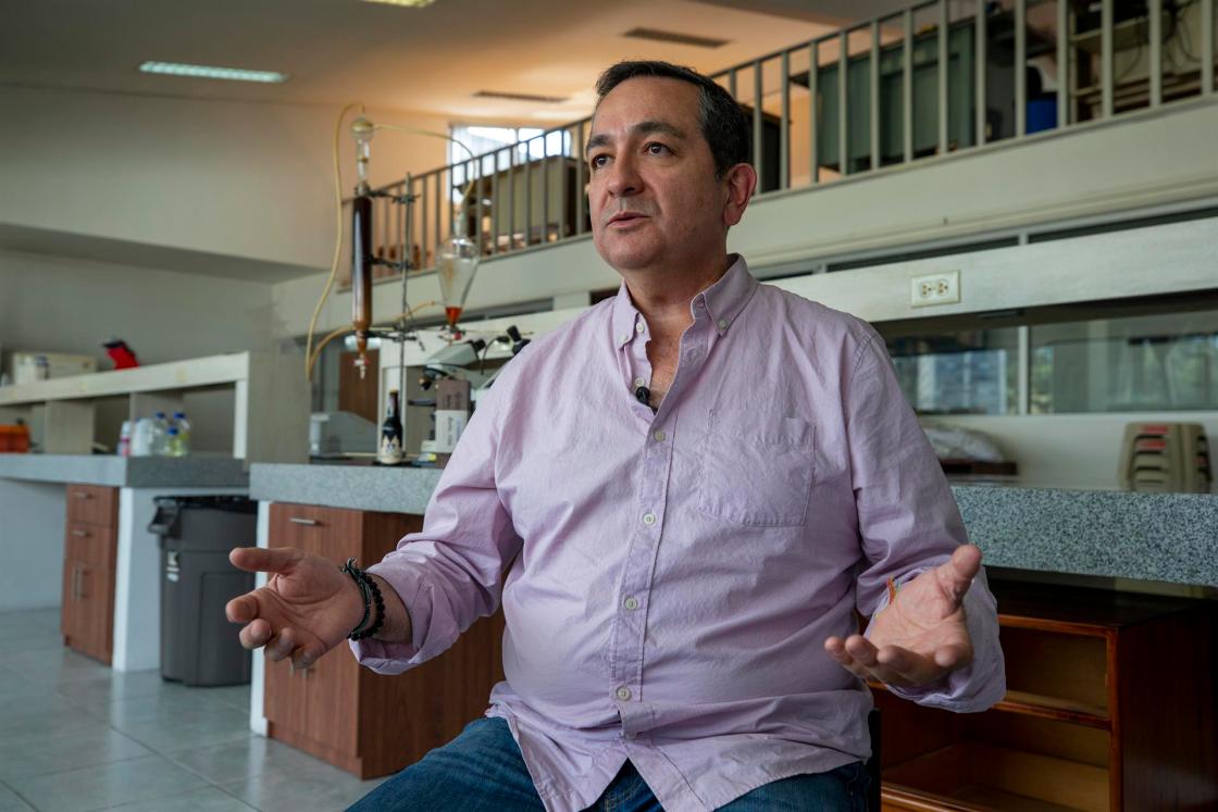 El investigador y profesor de la Pontificia Universidad Católica de Ecuador (PUCE), Javier Carvajal, habla durante una entrevista a Efe,18 de agosto de 2022, en Quito (Ecuador). EFE/José Jácome