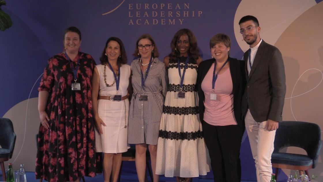 La jefa de del grupo de trabajo de Ciudades de la Comisión Europea, Dana Eleftheriadou (segunda por la izquierda), y el asesor político de Copa-Cogeca, Manuel Delgado (último por la derecha), participan en un seminario en la Escuela de Liderazgo Femenino de Huawei, este julio en Praga./Bruno Fortea Miras