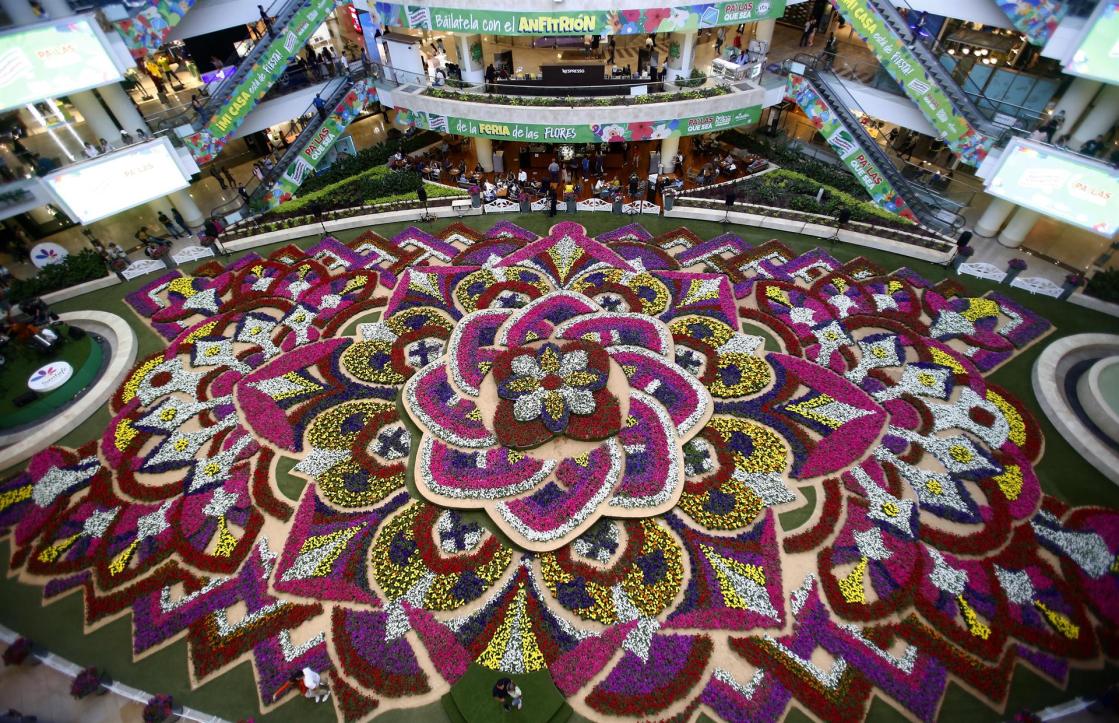 Registro cenital del tapete de flores creado por el centro comercial Santafé, para adornar el lugar durante la Feria de las Flores, en Medellín (Colombia). EFE/Luis Noriega