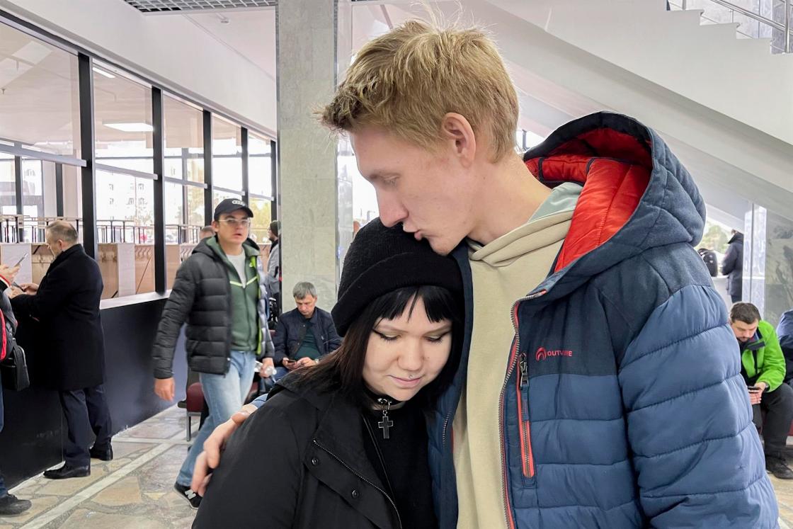 ASTANA, 30/09/2022.- A young couple from Russia in Astana, Kazakhstan, after they fled Russia because of their country's partial mobilization to fight in the Ukraine War. EFE/Kulpash Konyrova