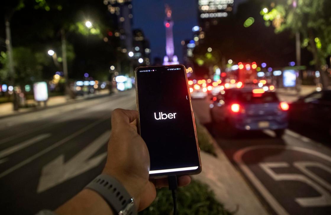 Una persona solicita un servicio de transporte en la aplicación Uber, ayer en la Ciudad de México (México). EFE/Isaac Esquivel