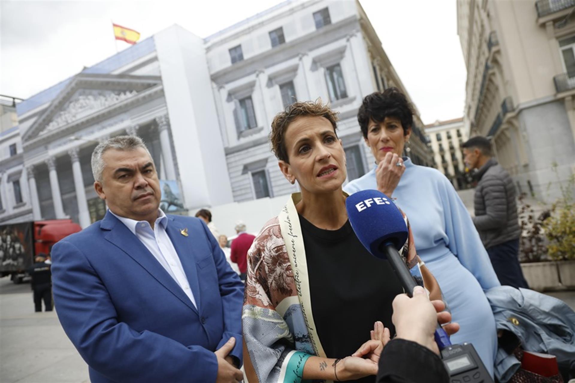 MADRID, 29/09/2022.- La presidenta del Gobierno de Navarra, María Chivite, atiende a la prensa tras asistir, desde la tribuna de invitados, al pleno del Congreso que se celebra este jueves en Madrid, en el que se debate el proyecto de ley por el que se modifica la Ley 28/1990, de 26 de diciembre, por la que se aprueba el Convenio Económico entre el Estado y la Comunidad Foral de Navarra. EFE/David Fernández