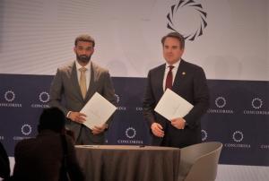 El secretario general del Comité de Organización y Legado y responsable de gestionar los proyectos del Mundial FIFA Qatar, Hassan Al Thawadi (i), firma un documento junto a Matthew Swift hoy, durante el Concordia Summit hoy, en Nueva York (EEUU).EFE/ Carlos Lemos