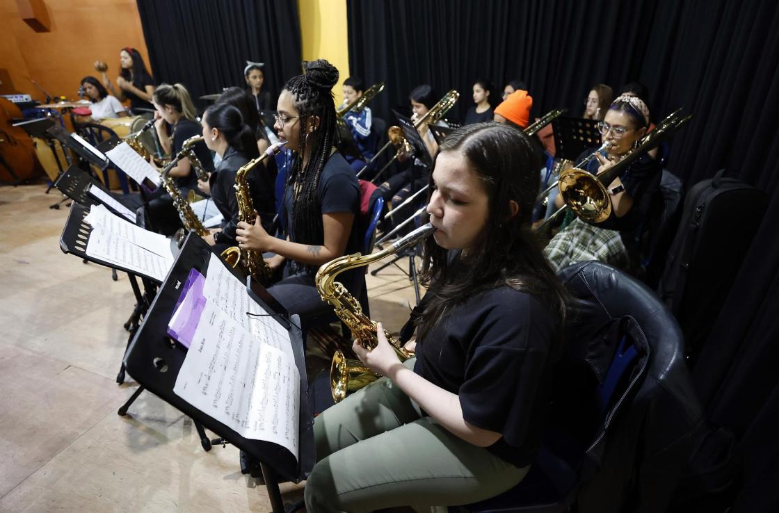 Fotografía del 8 de septiembre de 2022 de un ensayo general de la Big Band femenina en Bogotá (Colombia). EFE/Mauricio Dueñas Castañeda